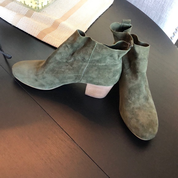 NWT Steve Madden olive green suede heeled booties! - Picture 3 of 4